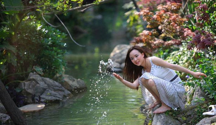 曾经的芳华到底还是败给了快节奏生活中繁华的车水马龙-万荀网